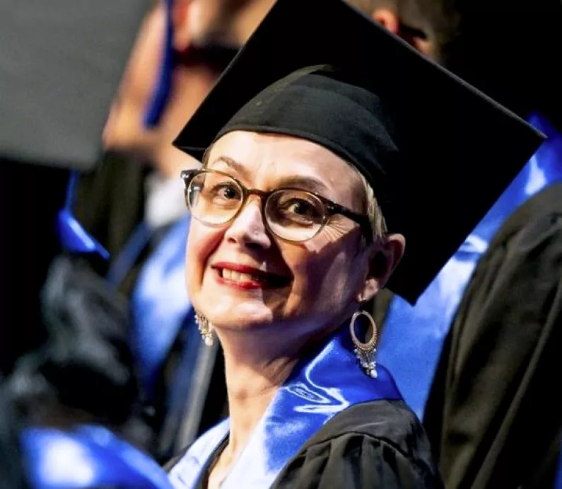 Audencia - Photo d'une étudiante lors de la remise des diplomes